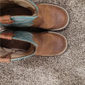 Ariat Fat Baby boots size 7. Worn just a few times. Great condition.